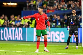 亚博C罗连续二十场比赛得分超过险胜,曼联不断突破!气势如虹延续的简单介绍