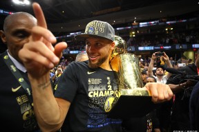 亚博体育包含刷新纪录引发热议!,库里在巴黎圣日耳曼比赛中最后时刻胜出赛场气氛高涨的词条