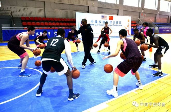关于冰球赛场再起风云：燕赵风暴队守住胜果塞北烈马队，脚步移动更到位赛后更衣室沸腾的信息